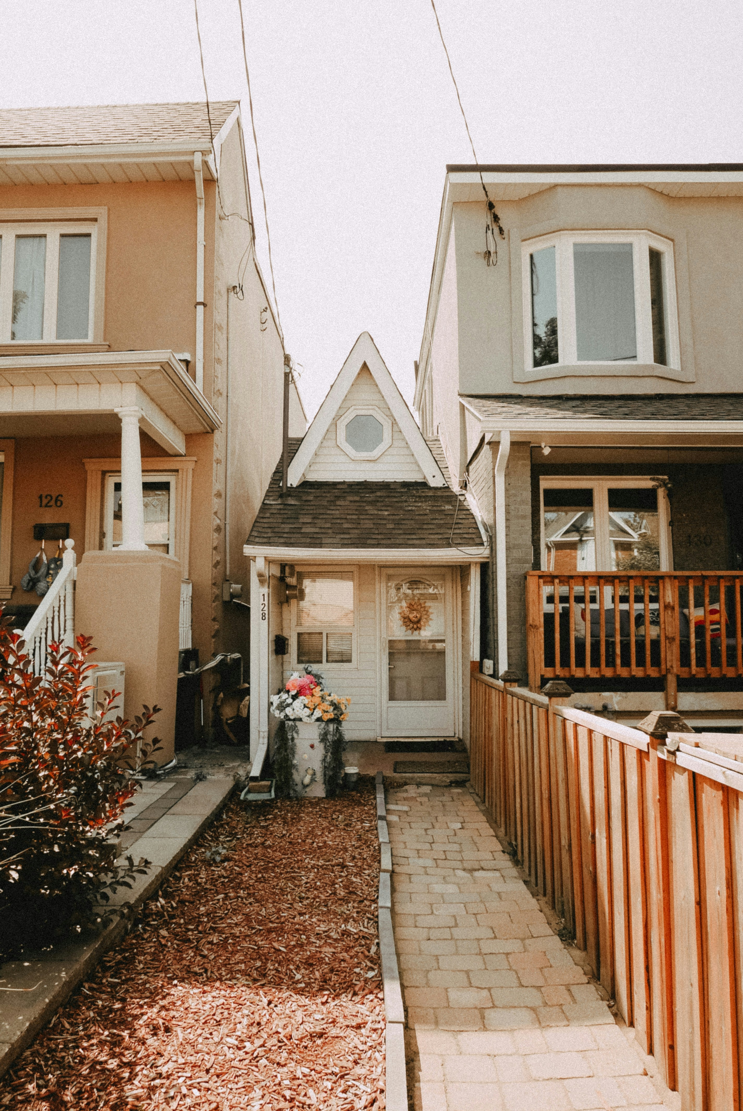 A very small home between two independent houses